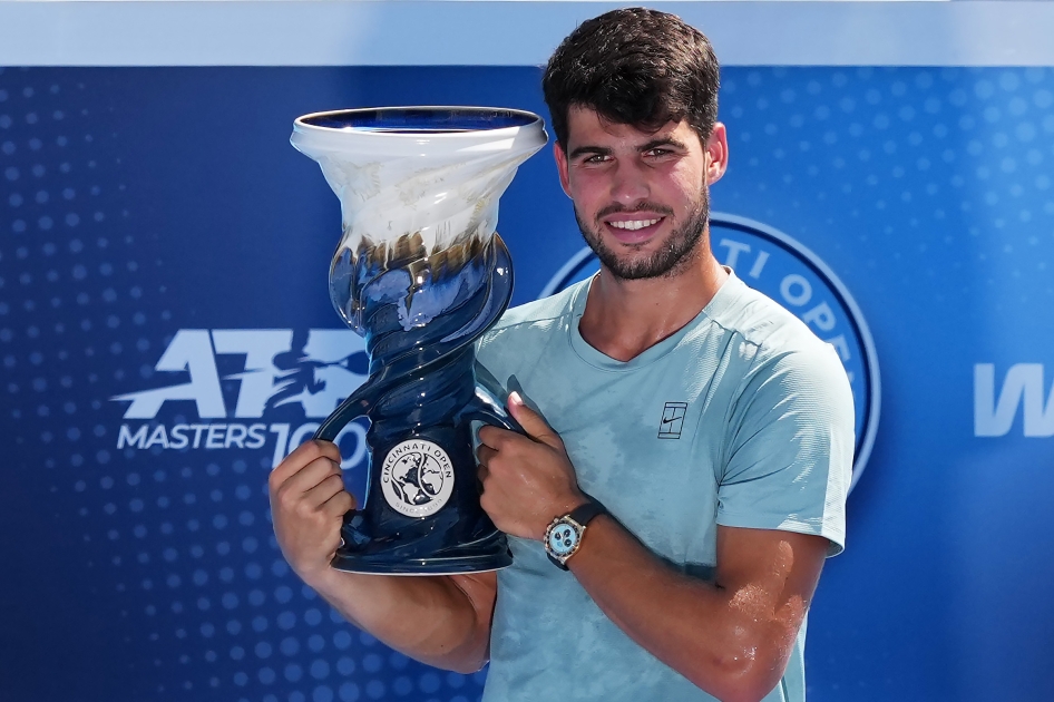 Alcaraz suma su tercer Masters 1000 del año en Cincinnati tras la retirada de Sinner Alcaraz suma su tercer Masters 1000 del año en Cincinnati tras la retirada de Sinner