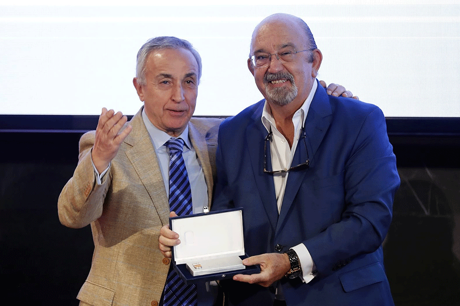 El presidente del COE, Alejandro Blanco, reconoce a los clubes espaoles de tenis por su labor