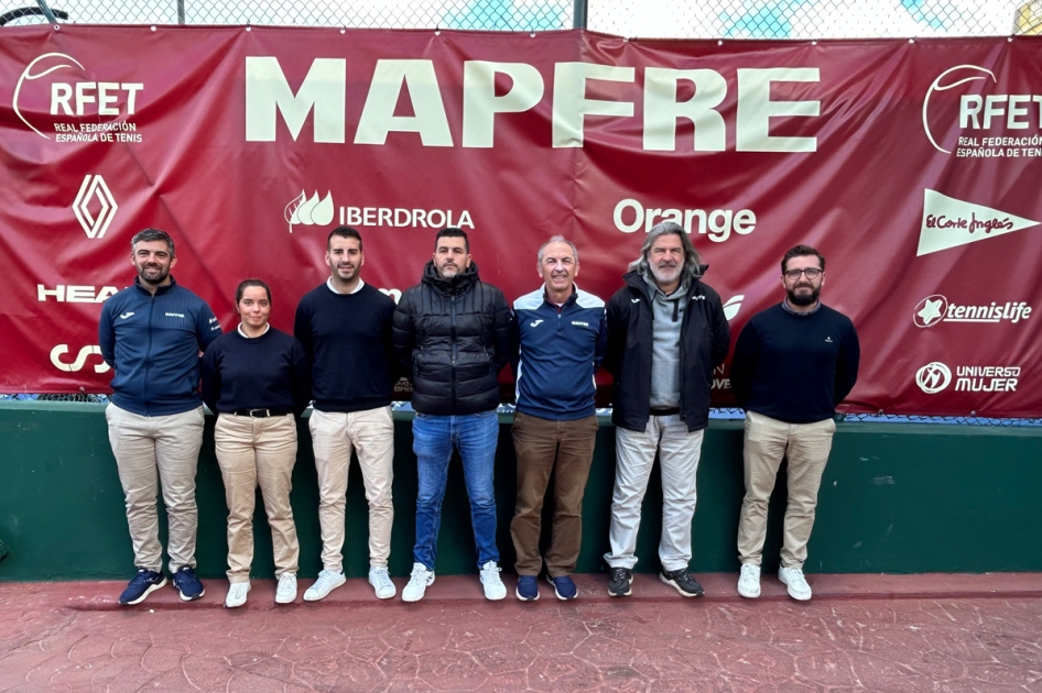 Equipo arbitral en el ITF masculino de Ceuta