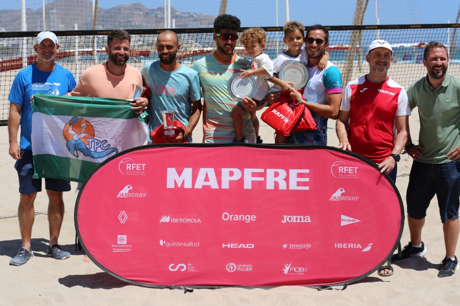 Benidorm corona tambin a los Campeones de Espaa de tenis playa juveniles y veteranos