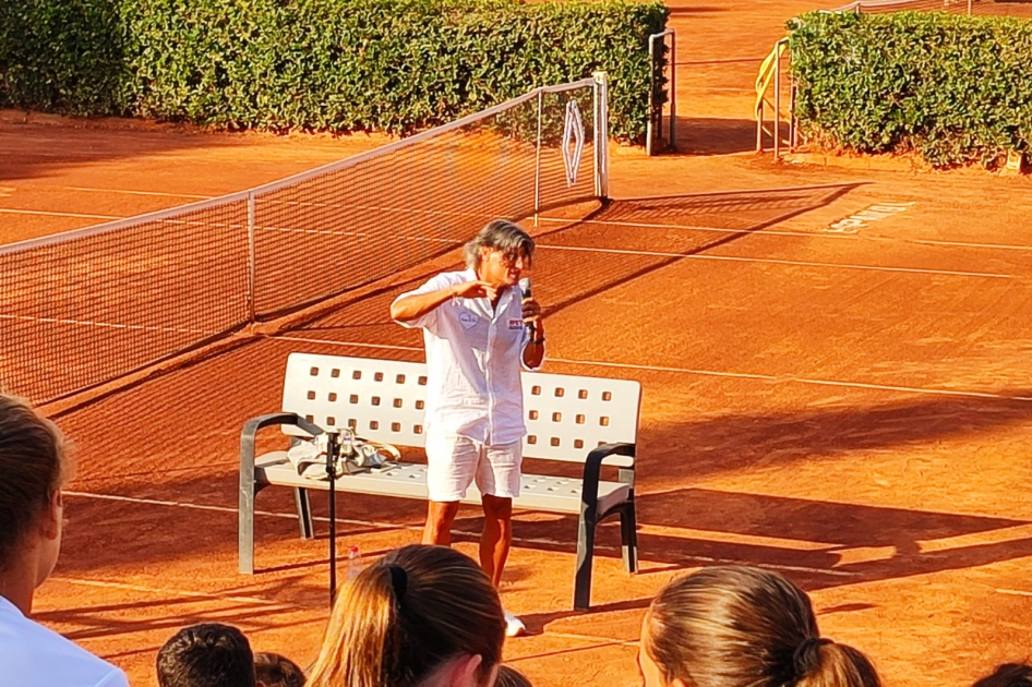Pepe Imaz, mentor de Djokovic, con jvenes tenistas