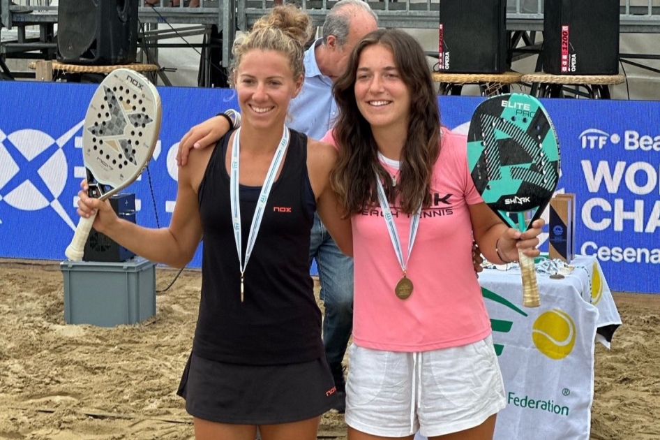 Ariadna Costa se cuelga la medalla de bronce en el Mundial de Tenis Playa