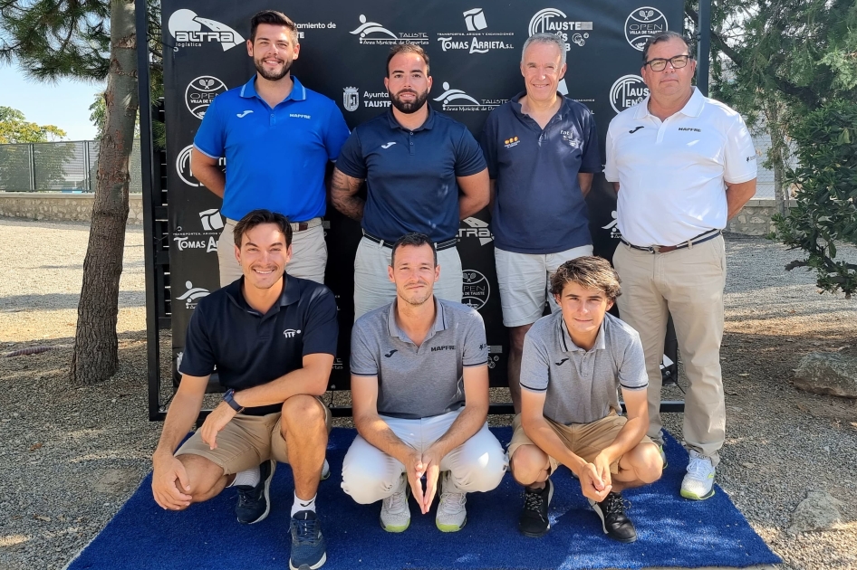 Equipo arbitral en el torneo internacional masculino de Tauste