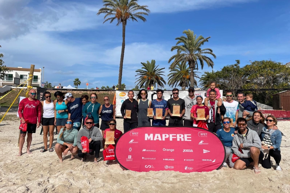 Ganadores de la Liga MAPFRE de Tenis Playa by Oakberry en Menorca