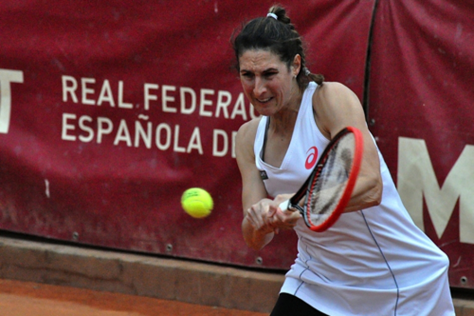 Estrella Cabeza accede a segunda ronda tras superar bola de partido en contra