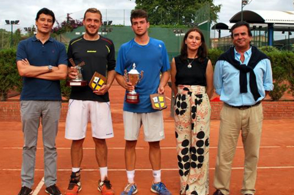 Pedro Martnez Portero se ve superado por el britnico Alexander Ward en la final del Futures de Getxo