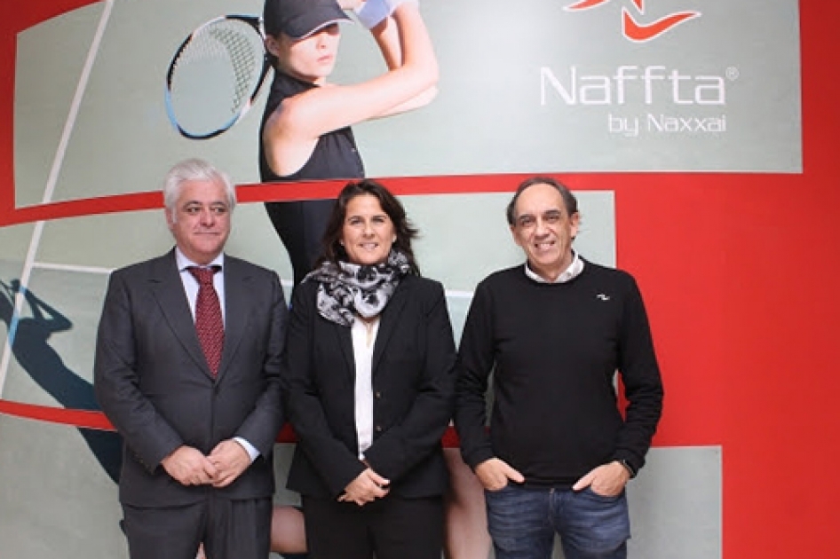 Conchita Martnez y Fernando Fernndez-Ladreda visitan la sede de Naffta, equipacin oficial de la RFET