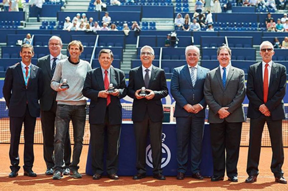 Jos Luis Arilla, Manolo Orantes y Sergio Casal reciben el Premio al Compromiso de la Copa Davis 