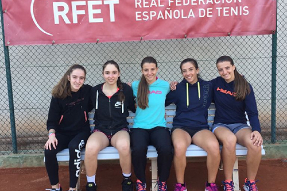 Jugadoras de Catalua y Madrid visitan el Grupo de Competicin de la RFET en el CAR de Sant Cugat