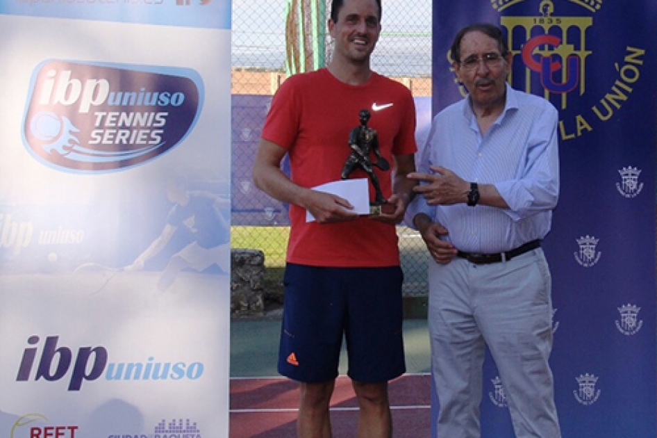 Ricardo Villacorta se lleva el primer torneo del nuevo circuito IBP Uniuso Tennis Series en Segovia