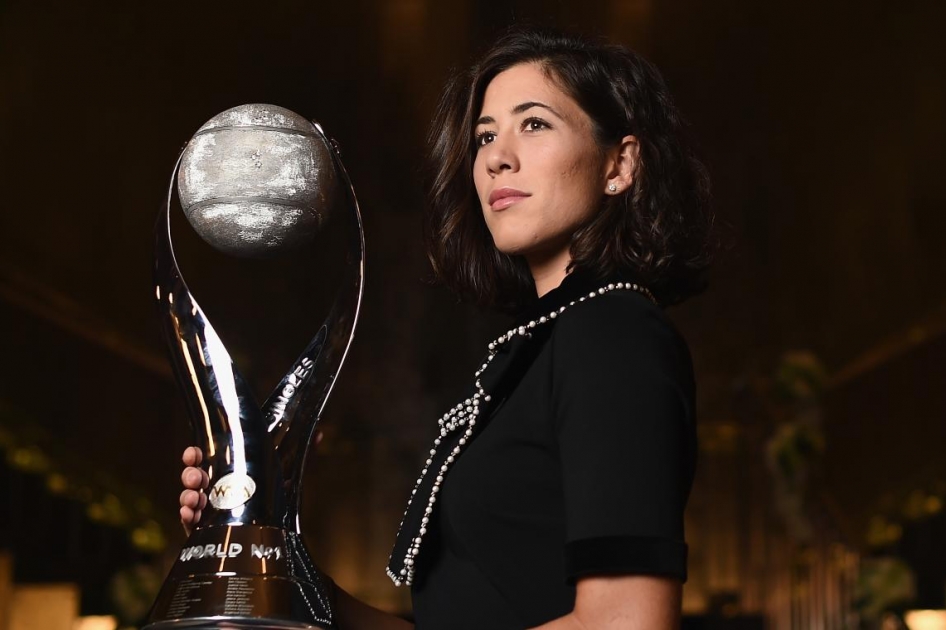 Garbie Muguruza recibe el trofeo que la acredita como nmero uno del mundo