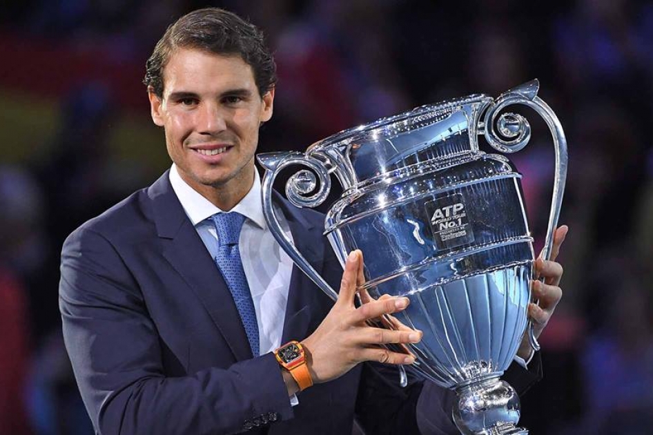 Rafael Nadal recibe el trofeo que le acredita como N 1 del Mundo de 2017 en Londres