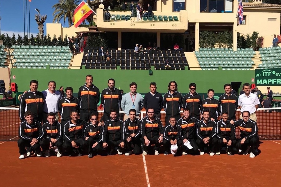 El equipo arbitral de la Copa Davis en Marbella recibe el aplauso unnime