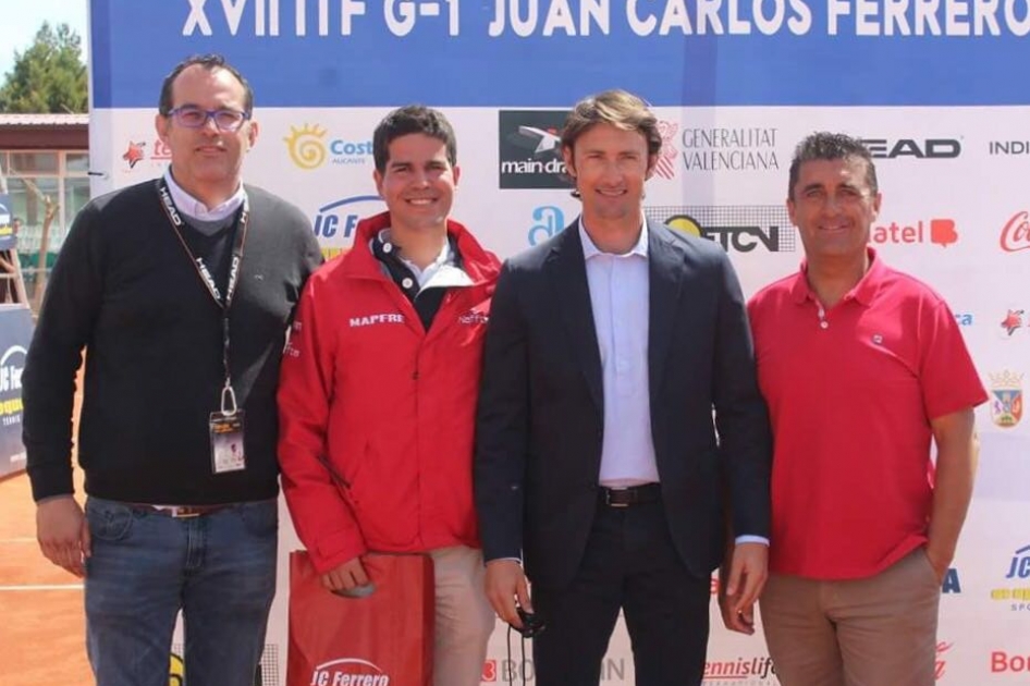 Juan Carlos Ferrero, con el equipo arbitral del internacional jnior de Villena