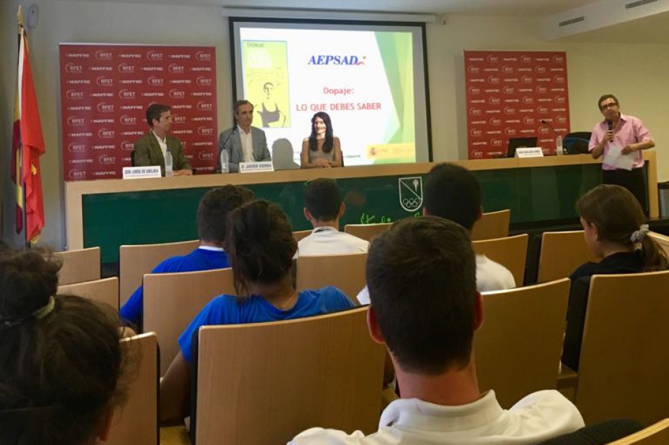 Charla antidopaje en el Campeonato de Espaa Jnior en Zaragoza