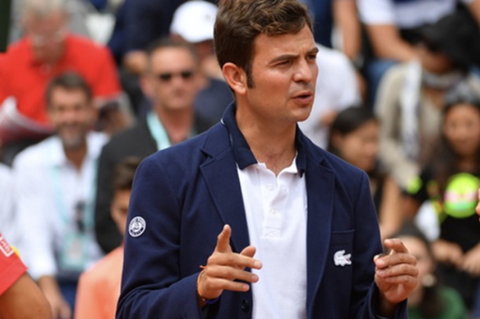 Jaume Campistol arbitra una de las semifinales de Roland Garros