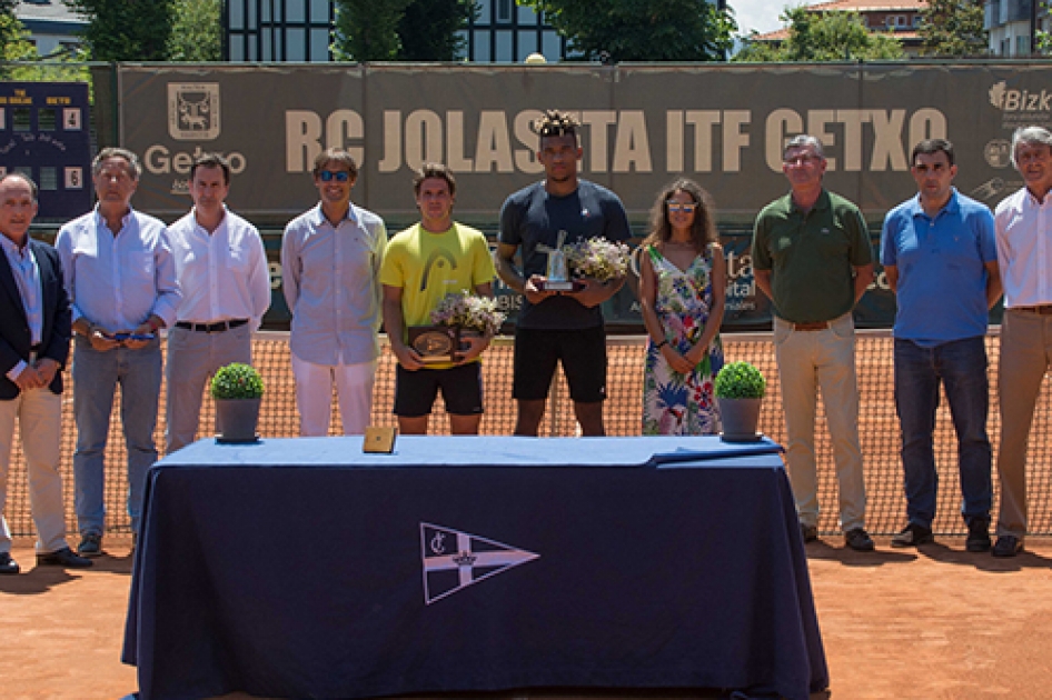 Carlos Boluda se ve superado por el francs Jules Okala en la final masculina del ITF de Getxo