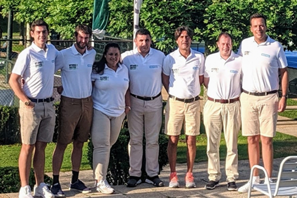 Equipo arbitral del primer internacional femenino de Vitoria