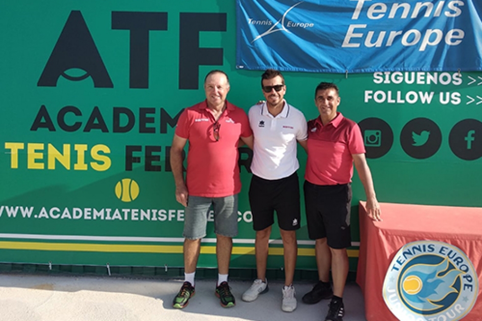 Equipo arbitral del primer torneo David Ferrer Tennis Europe Junior Tour en Alicante