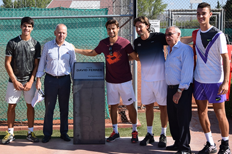 Emotivo homenaje a David Ferrer junto a Juan Carlos Ferrero en Villena