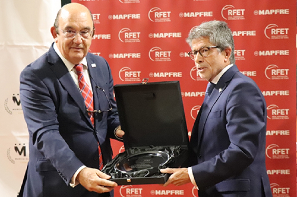 La RFET entrega una placa y su Insignia de Oro al Real Murcia Club de Tenis 1919 por su Centenario