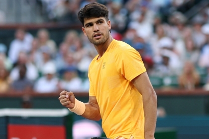 Carlos Alcaraz avanza con paso firme en el desierto de Indian Wells