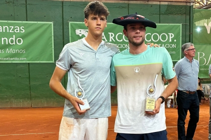 Izan Almazán se ve superado por el neerlandés Ryan Nijboer en Mungia-Laukariz
